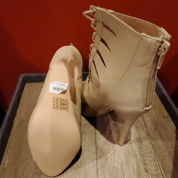 Heels - Picture 4 of 5